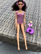 Vintage hübsche Barbie mit  Badeanzug/￼Ohrschutz/Cocktail/ Nackenhörnchen, 2015