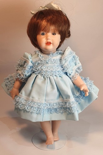Porzellanpuppe - , (283)