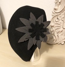 Damen Schiebermütze Barett Kappe mit Blüte Wolle schwarz