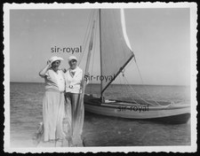 Zwei Damen vor Jolle -