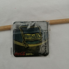 COCA COLA FUßBALL KÜHLSCHRANK MAGNET/PIN HERTHA BSC BERLIN