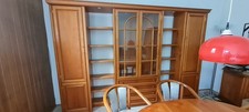 Kirschbaum-Vitrinenschrank mit Beleuchtung