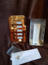 Hochglanz Messingklingeltableau mit fünf Tastern von Elcom Akzentreihe