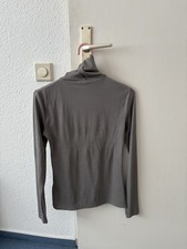 Graues langärmeliges