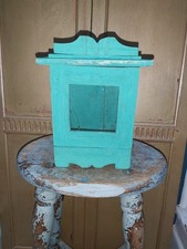 INDISCHER LACKIERTER SCHRANK