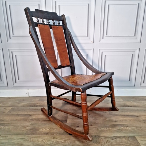 Antiker schaukelstuhl aus holz - aus,