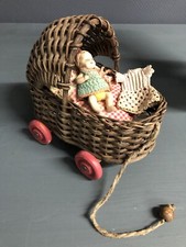 Antiker Korbwagen passt zu