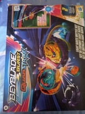 Hasbro F6780 - Beyblade Burst - Quadstrike - Battle Arena + Licht & 2 Beyblades