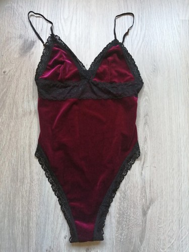 Roter samtbody mit spitze - samtbody,