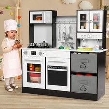 Spielküche aus Holz mit Ofen
