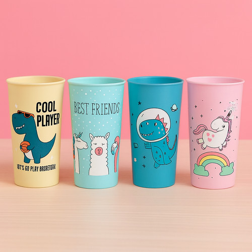 Kinderbecher aus kunststoff - kinderbecher,