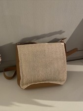 Handtasche Neu zu verkaufen. Sehr schöne Tasche mit geflochtenem Muster. 