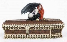 Mysticalls Schatulle - Vampir Lady auf Sarg kniend (4361)