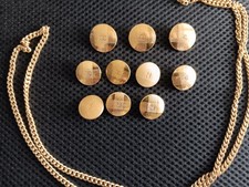 Vergoldete Knöpfe eines Chanelblazers plus Kette