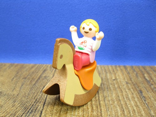 Baby mit schaukelpferd - mit, figur