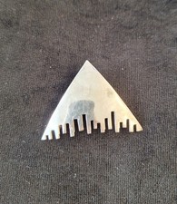 moderne Brosche aus 925er Silber - 3-Eck mit Absetzungen, schöne Nadel