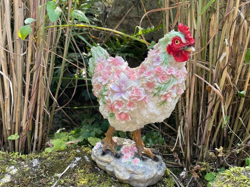Stehendes huhn mit - huhn, blumen