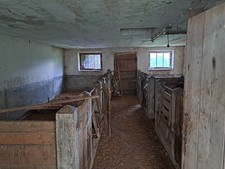 Heu- und Strohballen, alt und kann nicht mehr verfüttert werden. Brennstoff