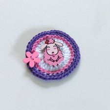 Hübsche Applikation mit Knopf, kleines Schaf, Blümchen, lila, rosa, weiß.