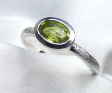 Ring 925 Silber Gr 17,8 (56) teilmattiert mod Design, fac. Peridot, Olivin NEU