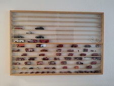 Hängevitrine aus Holz mit Plexiglas incl. Modellautos