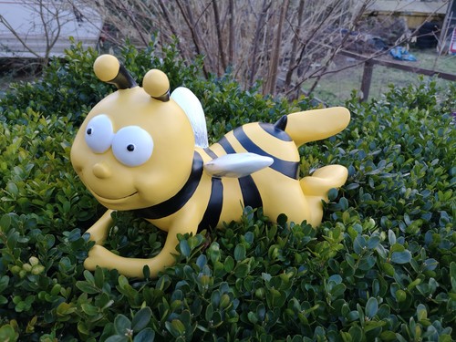 Gartenfigur biene liegende - gartenfigur,