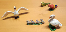 Schleich Tiere Schwanenpaar mit Küken, Wellensittich und Ara