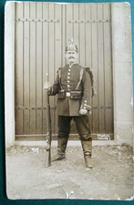 1 WK AK / Postkarte / Foto Soldat in uniform und Gewehr Pickelhaube