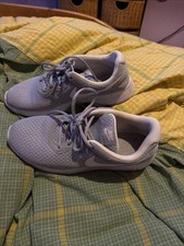 Nike Tanjun Damen Laufschuhe Turnschuhe Sneaker - Grau WMNS Größe 41