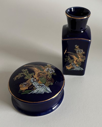 Vase und deckeldose - und,