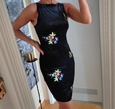 Neu Velour Kleid, Schwarz mit Blumenbestikt  von Pretty Hurts, Größe 34