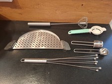 6 Ältere Küchenutensilien, Teesieb, Portionierer, Eiertrenner, Rührer, Sieb, ...