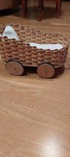 Süßer Puppenwagen aus Weide
