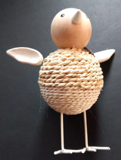 Vogel als Deko mit Holzkopf, Metallfüßen und Wackelflügeln, 11 x 11 cm