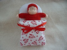 Herziges Strickpüppchen im Steckbett, NEU und unbespielt. Waldorf