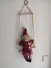 Clown Puppe auf Schaukel –