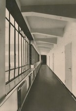 Foto DAS BAUHAUS DESSAU 2. Serie "Flur in der Brücke" von 1981