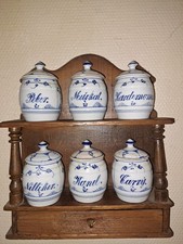 Altes Gewürzregal mit