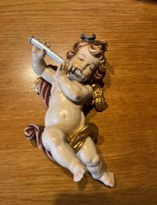 Kleine Putte mit Flöte