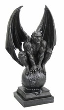 Dämon sitzt auf Weltkugel