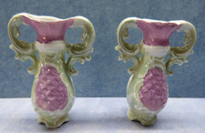 24732. Kleine Vasen  Henkelvase  Amphore  2 Stück  Porzellan  8,5 cm  lila grün