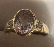 Ring, Gg 375, Gr. 59, 1 Kunzit 9x6 mm, 8 Zirkone, Schiene 2-4,5 mm, 3,1 Gramm