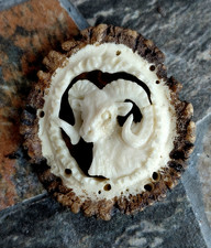 Hirschhornrose, geschnitzt