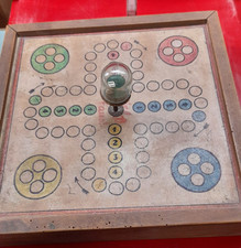 Altes Brettspiel, Mensch Ärgere Dich Nicht. Holz.