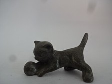 Metall Miniatur Figur 80er Jahre / Katze aus Metall mit Wollkneuel - 35 mm lang