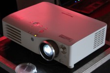 *Panasonic PT-AX200E*16:9 HD-Heimkino Beamer Projektor 6000:1 Lens-Shift HDMI 