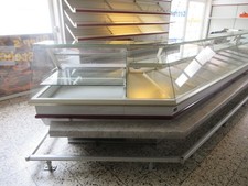 Bäckereitheke mit Brotregal