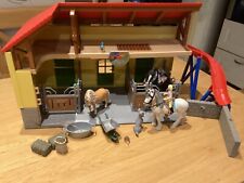 Schleich Farm World 42485 Scheune/ Stall 2 Pferde 1 Fohlen und Zubehör