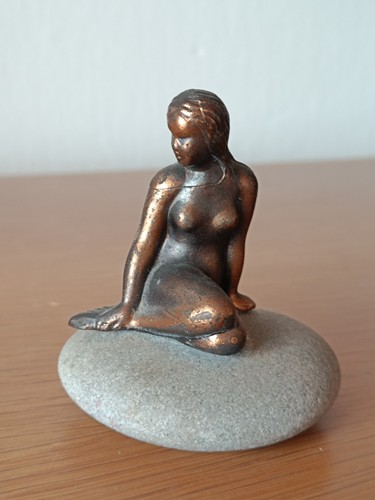 Bronzefigur frau auf stein - auf,