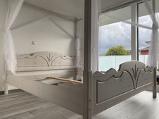 Weißes Himmelbett 180x200 cm  aus Holz + Moskitonetz, Rahmen & Pfosten abnehmbar